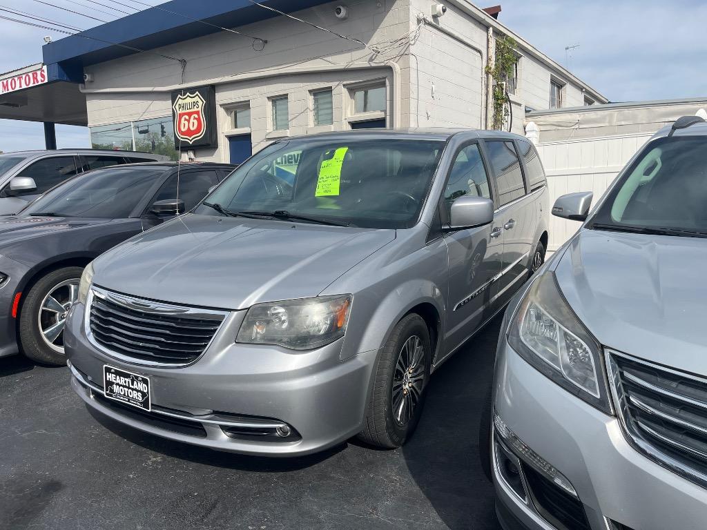 2014 Chrysler Town & Country S's photo