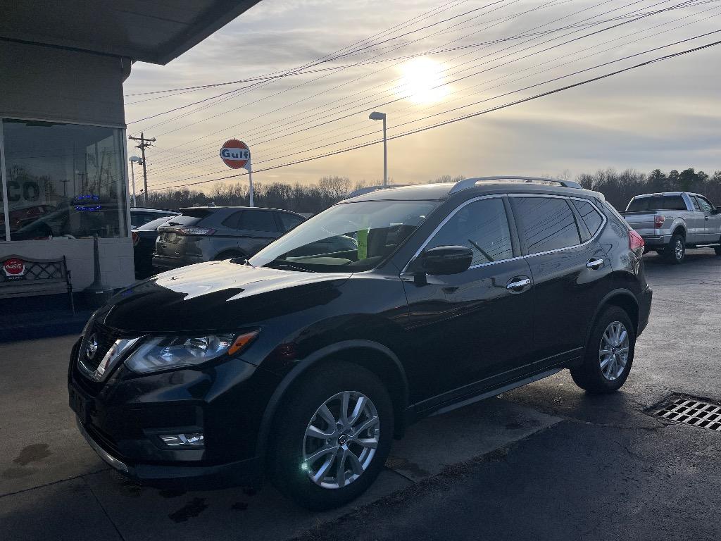 2017 Nissan Rogue SV's photo