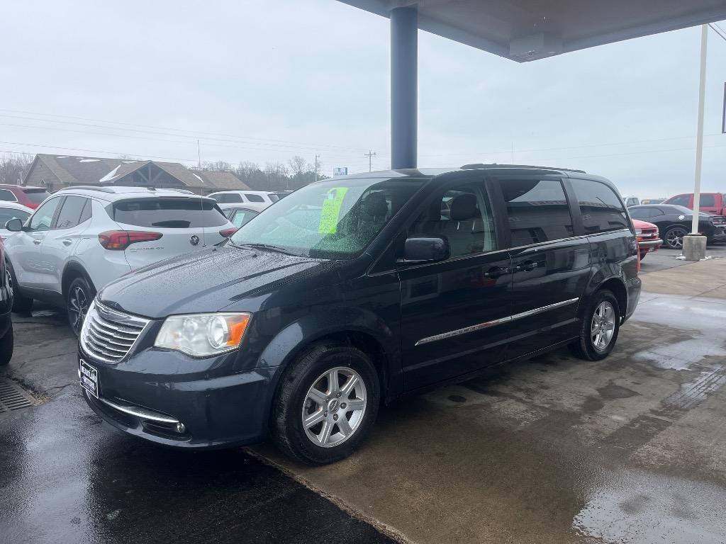 2013 Chrysler Town & Country Touring's photo