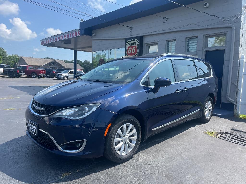 2019 Chrysler Pacifica Touring L's photo