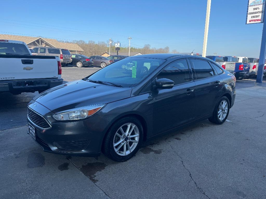 2017 Ford Focus SE's photo