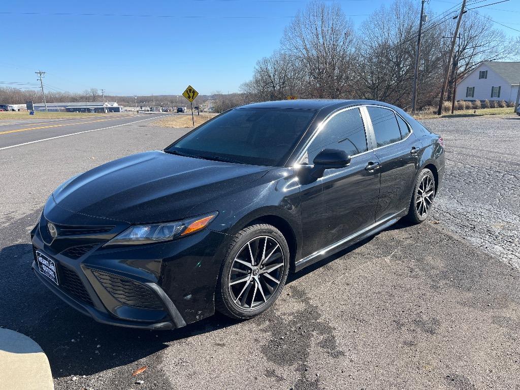 2021 Toyota Camry SE's photo